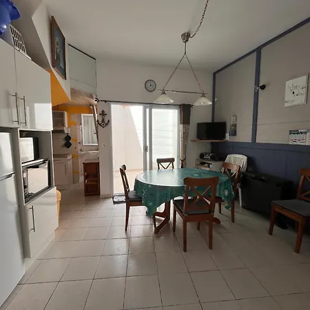 Maison Avec Cour, A 25m De La Plage, Proche Centre Et Commerces - Fr-1-197-573